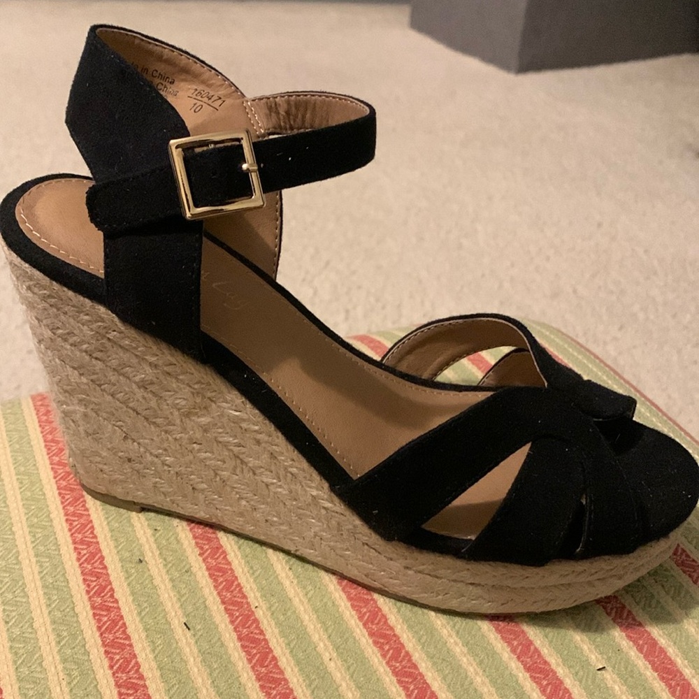 American Eagle size 4 espadrille -4 inch black wegdes